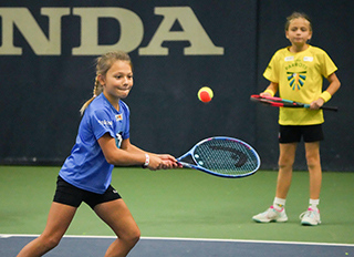 Girls fördern im Tennis: Vom Kids Tennis zur Juniorin und Profispielerin